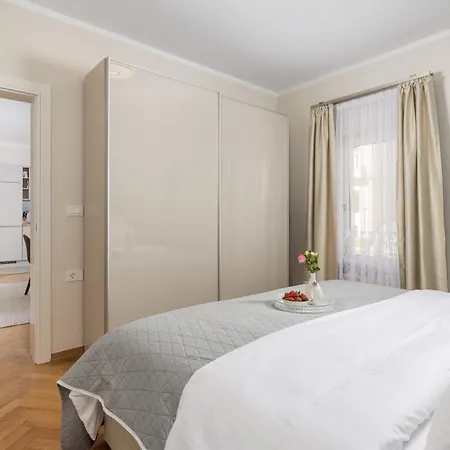 Marina -1st Row To The Sea With Private Parking Apartment