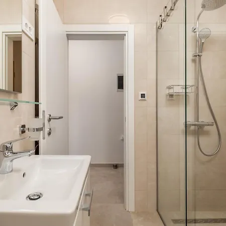 Appartamento Marina -1st Row To The Sea With Private Parking By Irundo